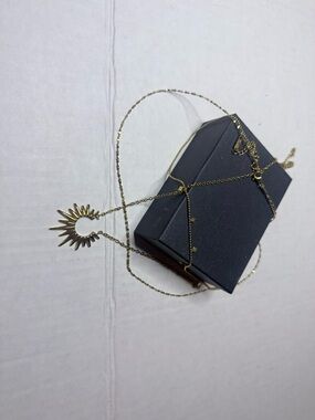 Source Unknown Gold Sunburst Charm Necklace